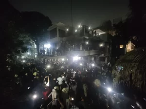 ধানমন্ডি ৩২ নম্বরে বিক্ষোভ ও ভাঙচুর