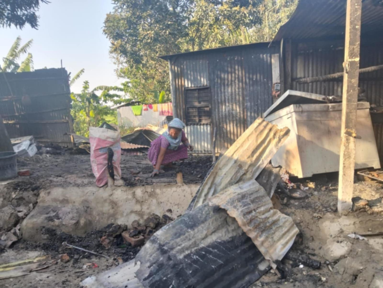 গোয়ালন্দে রান্নাঘরের আগুন থেকে বসতবাড়ি পুড়ে ছাই