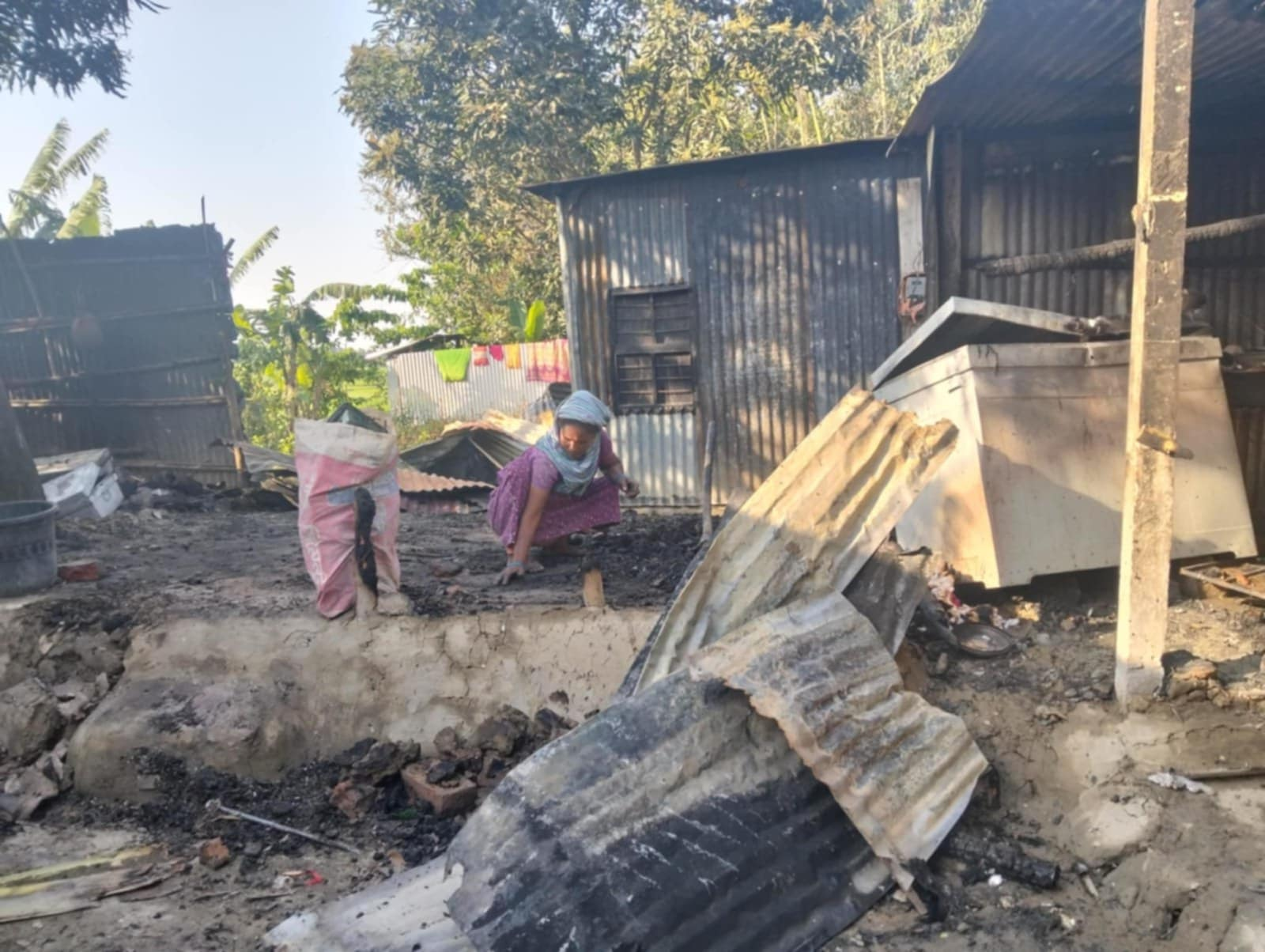 গোয়ালন্দে রান্নাঘরের আগুন থেকে বসতবাড়ি পুড়ে ছাই