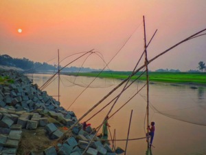 ফুলজোড় নদীতে গোপনে ইলেকট্রিক শক দিয়ে মাছ শিকার করছে খবিশ ব্যক্তিরা