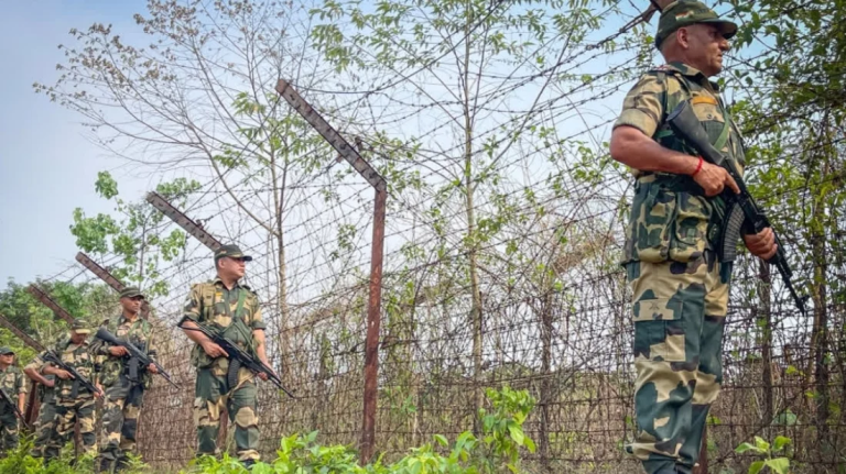কাশ্মীর সীমান্তে টানা অষ্টম রাত ধরে ভারত-পাকিস্তানের মধ্যে গোলাগুলি চলছে