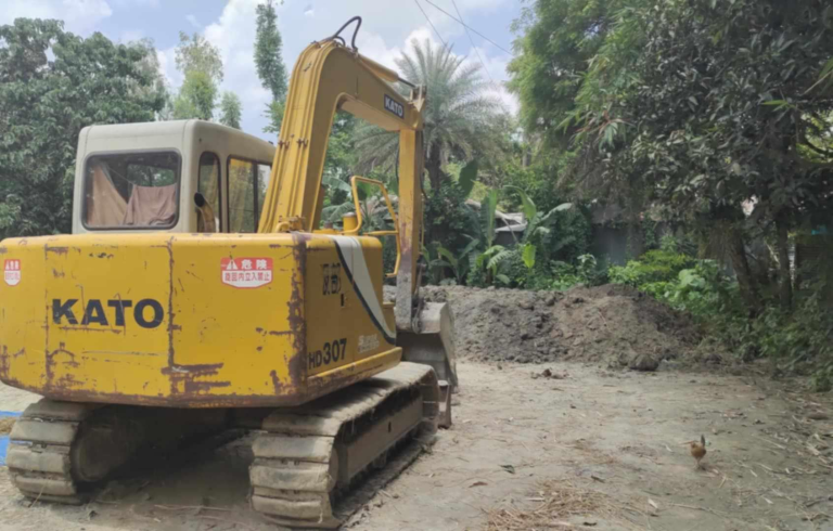 উল্লাপাড়ায় ইজারাকৃত কালিকাদহ জলাশয়ের মাটি চুরি করে কেটে বিক্রি করার অভিযোগ