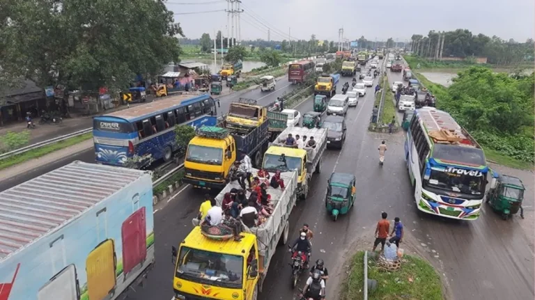 ঈদে ঘরমুখো মানুষের ভোগান্তি, ২৫ কিলোমিটার দীর্ঘ যানজট
