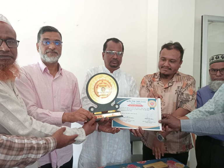 উল্লাপাড়ায় শ্রেষ্ঠ প্রধান শিক্ষক নির্বাচিত আব্দুল মান্নান তালুকদারকে সংবর্ধনা