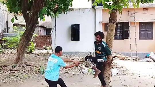 রাজশাহীতে চুরির অভিযোগে তরুণকে গাছে বেঁধে পিটুনি, ভিডিও ভাইরাল