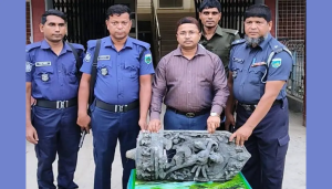 উল্লাপাড়ায় পুকুর খননের সময় কষ্টিপাথরের দুর্গা মূর্তি উদ্ধার