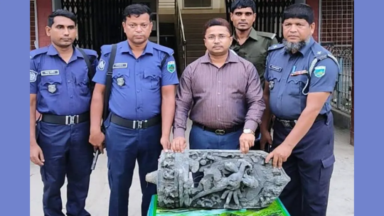 উল্লাপাড়ায় পুকুর খননের সময় কষ্টিপাথরের দুর্গা মূর্তি উদ্ধার