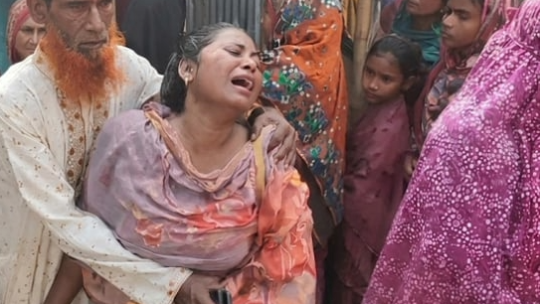 উল্লাপাড়ায় ঘরে ঢুকে সাবেক দুগ্ধ সমিতি ব্যবস্থাপককে কুপিয়ে হত্যা, স্ত্রী হাসপাতালে