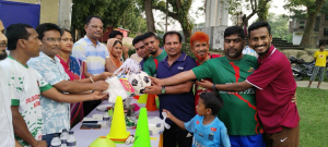 মাদককে না, খেলাধুলাকে হ্যাঁ: গোয়ালন্দে ক্রীড়া সামগ্রী বিতরণ