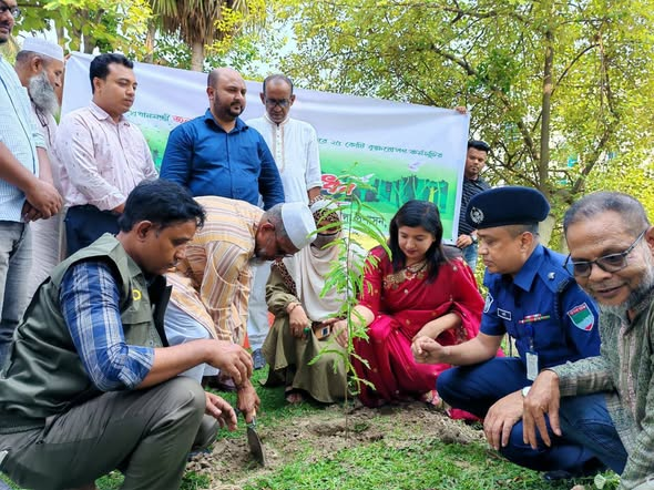 আলমডাঙ্গায় ‘৫ বছরে ২৫ কোটি বৃক্ষরোপণ’ জাতীয় কর্মসূচির উদ্বোধন