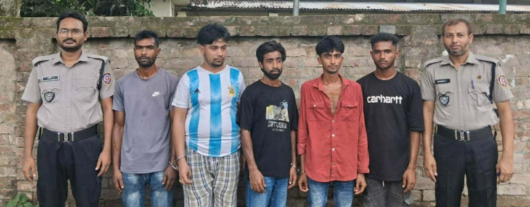 রাজবাড়ীতে গাঁজাসহ ৫ জন গ্রেফতার: মোবাইল কোর্টে সাজা