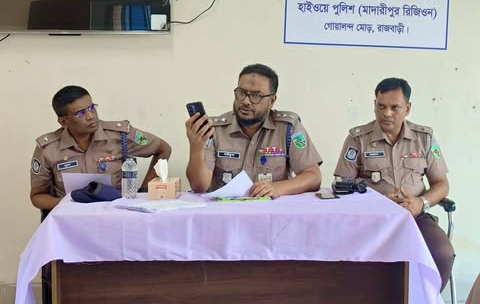 নিরাপদ সড়ক ও পেশাদারিত্ব নিশ্চিতে আহলাদীপুরে হাইওয়ে পুলিশের ব্রিফিং