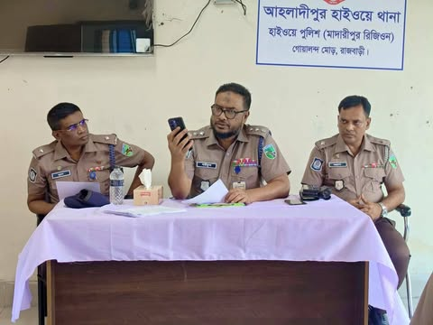 নিরাপদ সড়ক ও পেশাদারিত্ব নিশ্চিতে আহলাদীপুরে হাইওয়ে পুলিশের ব্রিফিং