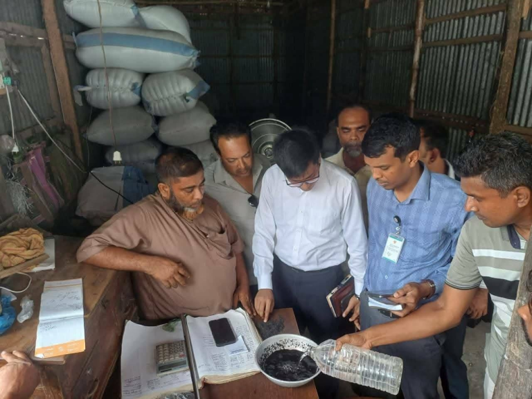 লাল তিল কালো করার কারসাজি: রাজবাড়ীতে ২ ব্যবসায়ীর ৬ লাখ টাকা জরিমানা