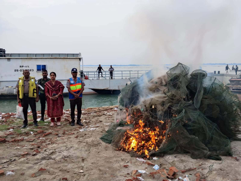 গোয়ালন্দে যৌথ অভিযান: বিপুল পরিমাণ অবৈধ জাল ধ্বংস, আটক ১