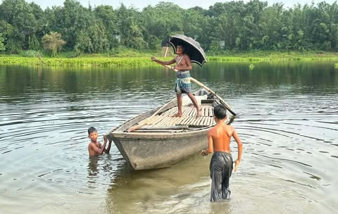 নৌকাই একমাত্র ভরসা • কৃষি-শিক্ষা-চিকিৎসায় চরবাসী অবহেলিত