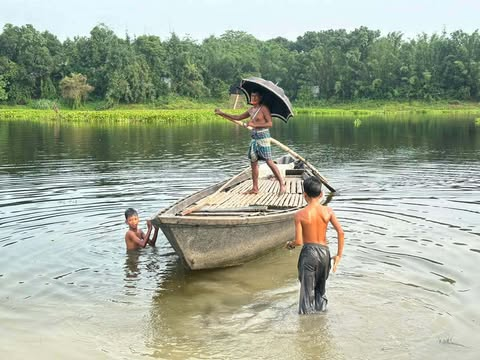 নৌকাই একমাত্র ভরসা • কৃষি-শিক্ষা-চিকিৎসায় চরবাসী অবহেলিত