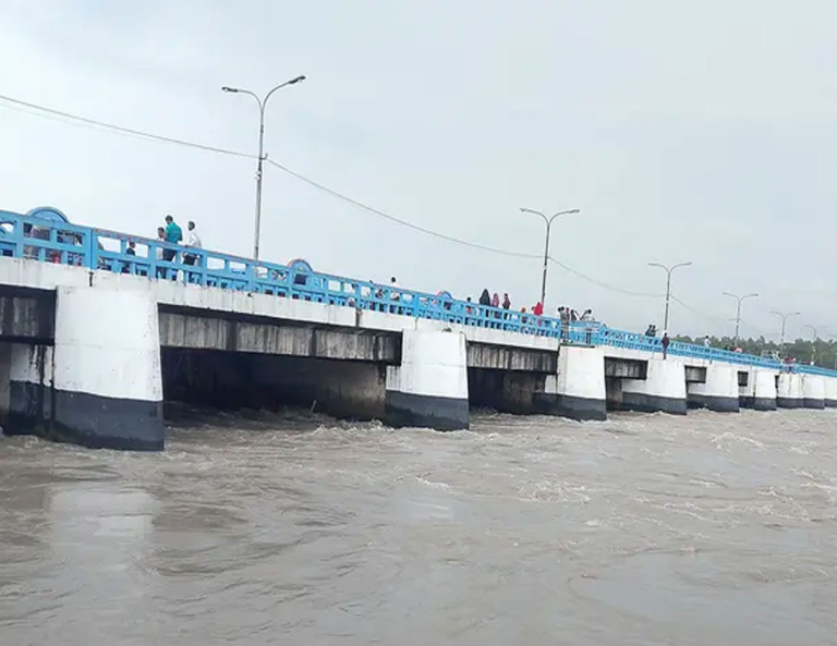 তিস্তা নদীর পানি বিপৎসীমার ওপরে: ৪৪টি গেট উন্মুক্ত, উত্তরাঞ্চলে বন্যার শঙ্কা