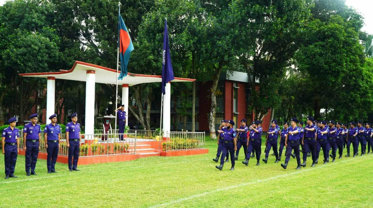 রাজবাড়ীতে জেলা পুলিশের প্যারেড ও কল্যাণ সভা: ৪০ যাত্রীর প্রাণ বাঁচানো ৩ পুলিশ পুরস্কৃত