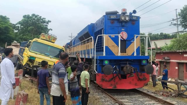বসন্তপুরে রেললাইনে সারবোঝাই ট্রাক: ঢাকার সঙ্গে ট্রেন চলাচল ৬ ঘণ্টা বন্ধ