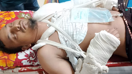 মারধরের পর পাঁচতলা থেকে ফেলে দেওয়ার অভিযোগ, জাবি কর্মচারীর হাত-পা, বুক ও কোমরের হাড় ভাঙা