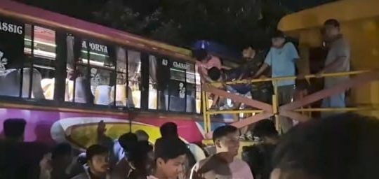রাজবাড়ীতে ট্রেনের বিচ্ছিন্ন বগির ধাক্কায় বাস-মাহেন্দ্র-অটোরিকশা দুর্ঘটনা, নিহত ১