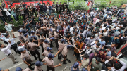 শিক্ষামন্ত্রীর পদত্যাগ দাবিতে সায়েন্স ল্যাব অবরোধ, পরে ঢাবির ভিসি চত্বরে শিক্ষার্থীদের সঙ্গে পুলিশের অবস্থান