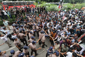 শিক্ষামন্ত্রীর পদত্যাগ দাবিতে সায়েন্স ল্যাব অবরোধ, পরে ঢাবির ভিসি চত্বরে শিক্ষার্থীদের সঙ্গে পুলিশের অবস্থান