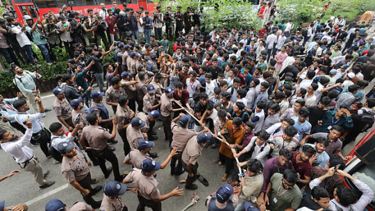 শিক্ষামন্ত্রীর পদত্যাগ দাবিতে সায়েন্স ল্যাব অবরোধ, পরে ঢাবির ভিসি চত্বরে শিক্ষার্থীদের সঙ্গে পুলিশের অবস্থান