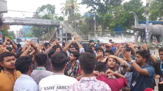 শিক্ষামন্ত্রীর পদত্যাগ দাবিতে সায়েন্সল্যাব অবরোধ, শিক্ষা বোর্ডের পথে শিক্ষার্থীদের পুলিশি বাধা