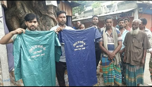 গোয়ালন্দে ২০০ রিকশাচালকের মাঝে রেইনকোর্ট বিতরণ