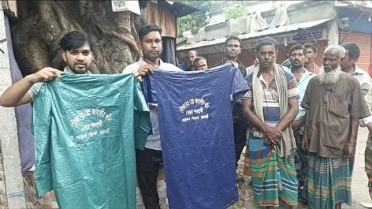 গোয়ালন্দে ২০০ রিকশাচালকের মাঝে রেইনকোর্ট বিতরণ