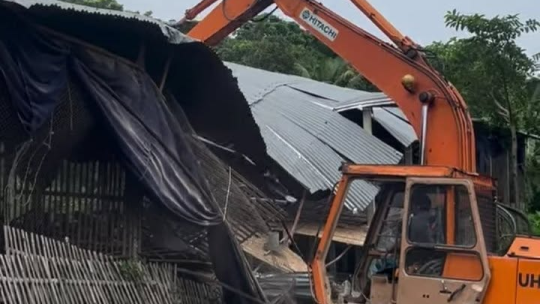 গোয়ালন্দে খালের ওপর অবৈধ খামার উচ্ছেদ, সময় দিল প্রশাসন