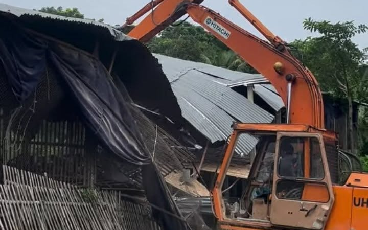 গোয়ালন্দে খালের ওপর অবৈধ খামার উচ্ছেদ, সময় দিল প্রশাসন