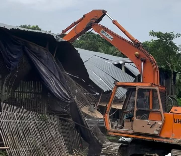 গোয়ালন্দে খালের ওপর অবৈধ খামার উচ্ছেদ, সময় দিল প্রশাসন