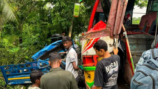 কালুখালীতে বাস-পিকআপ সংঘর্ষে চালক নিহত
