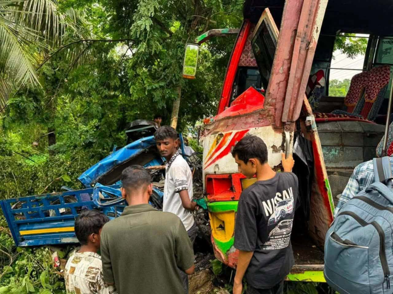 কালুখালীতে বাস-পিকআপ সংঘর্ষে চালক নিহত