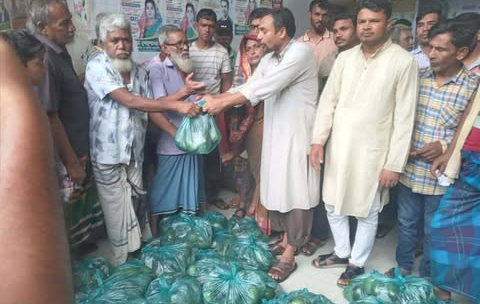 গোয়ালন্দে মেয়র প্রার্থীর ব্যতিক্রমী ‘ফল উৎসব’: ১৫০ পরিবার পেল ফরমালিনমুক্ত আম