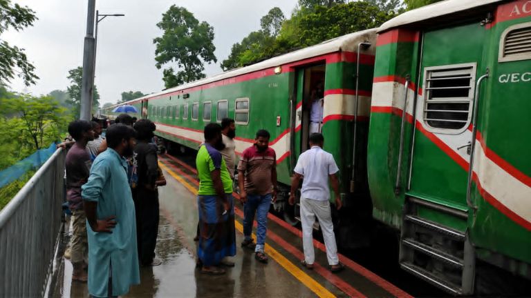 সিরাজগঞ্জে সিল্কসিটি এক্সপ্রেসের বগি লাইনচ্যুত, উত্তরাঞ্চলের সঙ্গে রেল যোগাযোগ সাময়িক বন্ধ