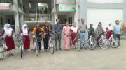 গোয়ালন্দে আট জন বালিকা ফুটবলারকে বাইসাইকেল উপহার দিলেন ইউএনও সাথী দাস