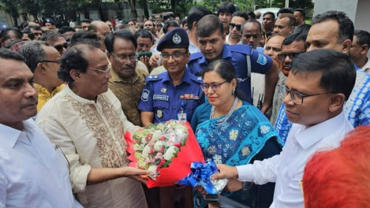 গোয়ালন্দে শিক্ষা প্রতিষ্ঠানে ক্রীড়া ও সাংস্কৃতিক উপকরণ বিতরণ