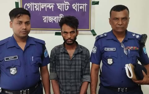​রাজবাড়ীতে টাকার দ্বন্দ্বে বন্ধুকে ছুরিকাঘাত করে হত্যা, ২ ঘণ্টার মধ্যে ঘাতক গ্রেপ্তার