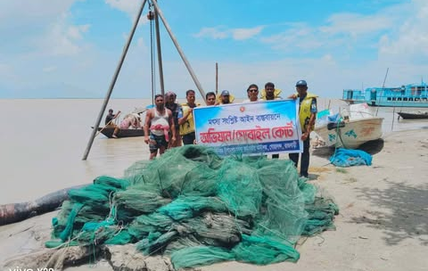 ​গোয়ালন্দের পদ্মায় অভিযান: ৪১টি অবৈধ চায়না দুয়ারি জাল জব্দ ও পুড়িয়ে ধ্বংস