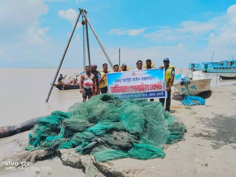 ​গোয়ালন্দের পদ্মায় অভিযান: ৪১টি অবৈধ চায়না দুয়ারি জাল জব্দ ও পুড়িয়ে ধ্বংস