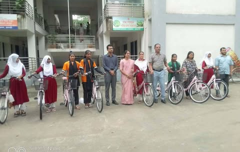 গোয়ালন্দে আট জন বালিকা ফুটবলারকে বাইসাইকেল উপহার দিলেন ইউএনও সাথী দাস