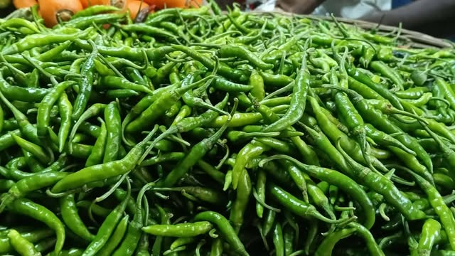 রাজবাড়ীতে সবজির বাজারে আগুন, কাঁচা মরিচ চারশ টাকা ছুঁই ছুঁই