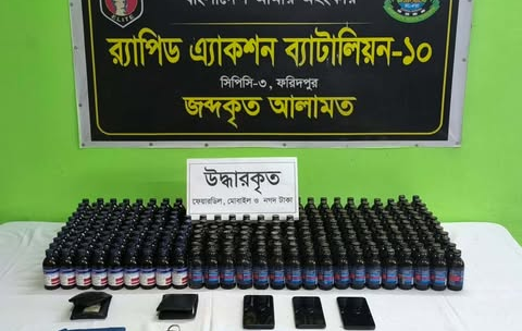 রাজবাড়ীতে বিপুল পরিমাণ স্কাফ ও ফেয়ারডিল সিরাপসহ র‍্যাব-১০ এর হাতে গ্রেপ্তার ৪