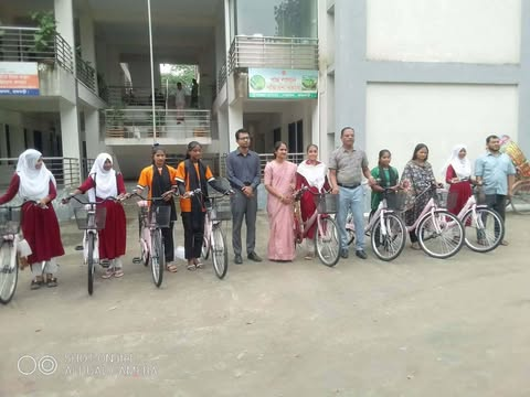 গোয়ালন্দে আট জন বালিকা ফুটবলারকে বাইসাইকেল উপহার দিলেন ইউএনও সাথী দাস
